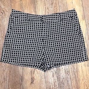 Jones Newyork black & White print shorts 8